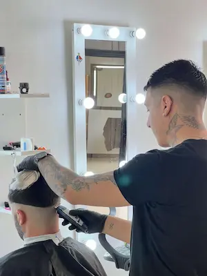 barbero cortando el pelo a cliente 2